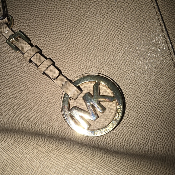 MICHAEL KORS BAG USED IN GOOD CONDITION... LIGHT WEAR NEEDS SOME TLC - Picture 3 of 9